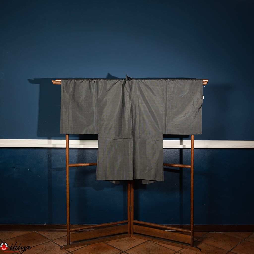 Haori vintage uomo grigio in seta su manichino, con dettagli tradizionali