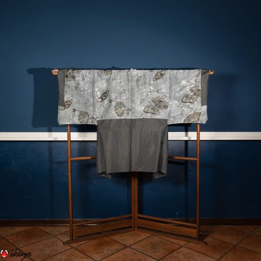 Haori vintage uomo in seta grigia con stampa di oggetti tradizionali giapponesi.