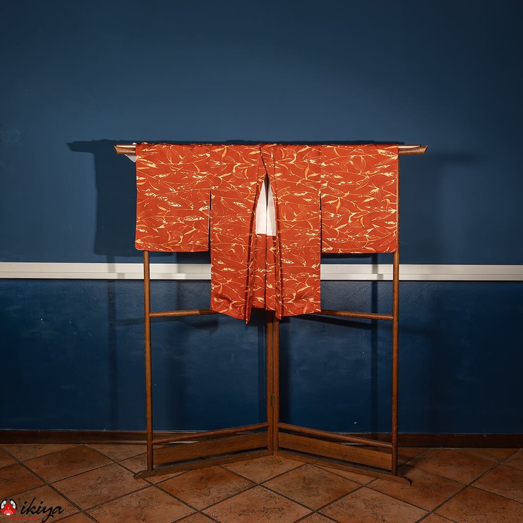 Haori vintage in seta arancione scuro con foglie di bambù stilizzate