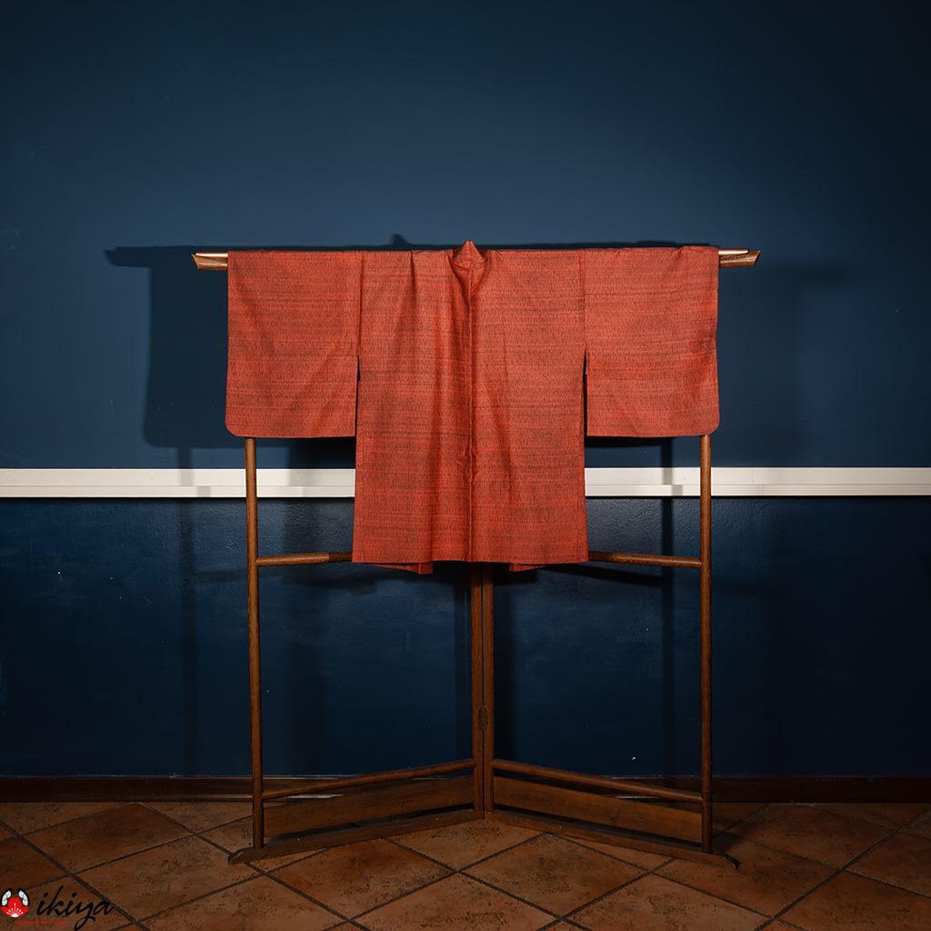 Haori vintage in seta chirimen color corallo con dettagli neri - immagine 4