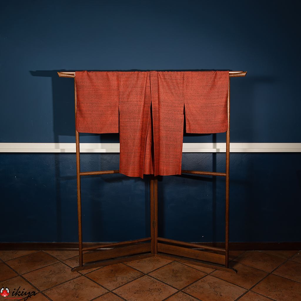 Haori vintage in seta chirimen color corallo con dettagli neri