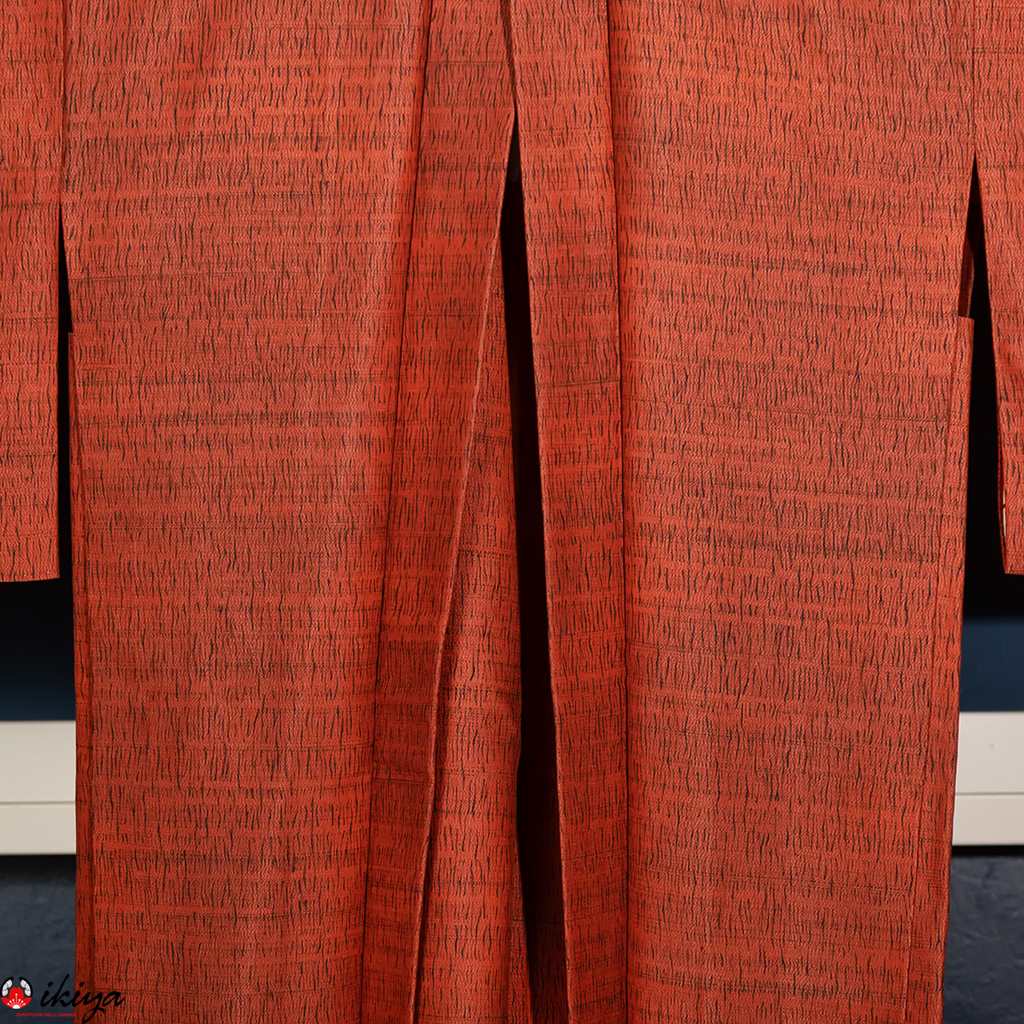 Haori vintage in seta chirimen color corallo con dettagli neri - immagine 2