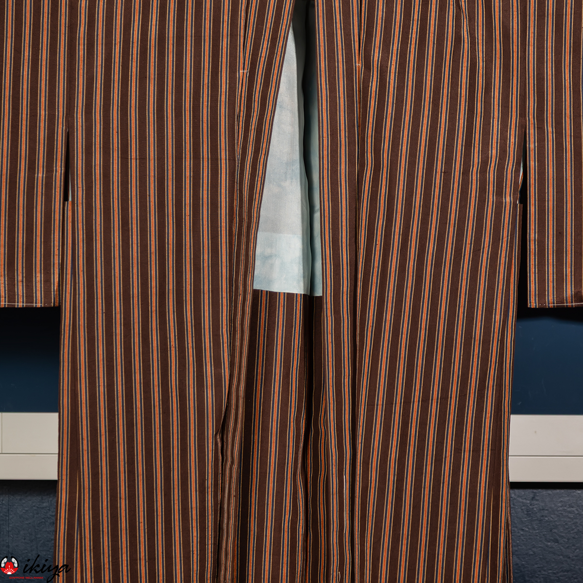 Haori vintage in seta tsumugi marrone a righe blu e arancio - immagine 4