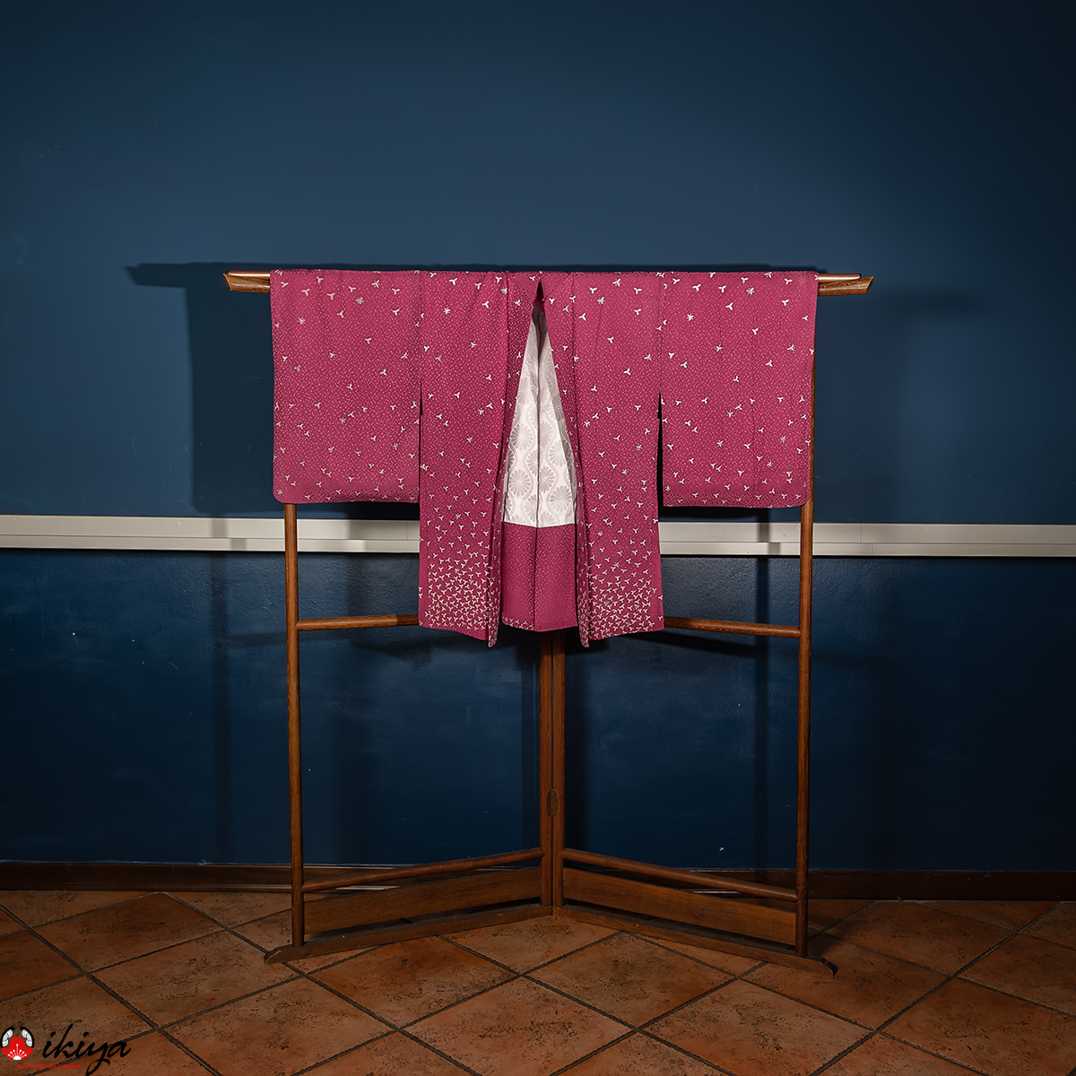 Haori vintage in seta damascata viola con piccoli fiori bianchi
