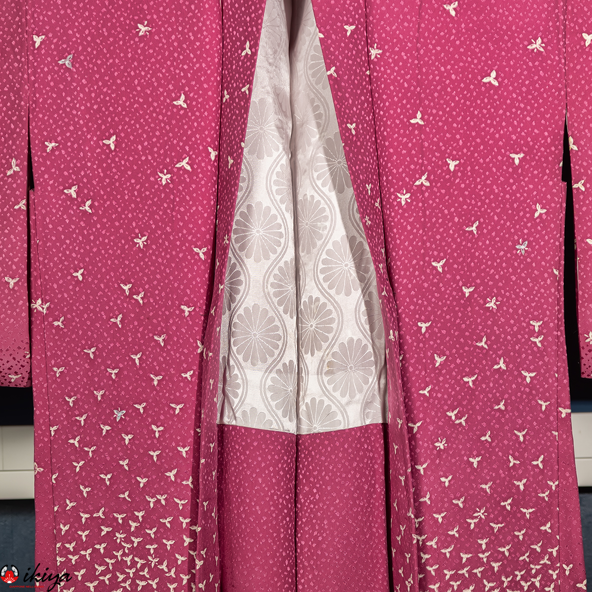 Haori vintage in seta damascata viola con piccoli fiori bianchi - immagine 4