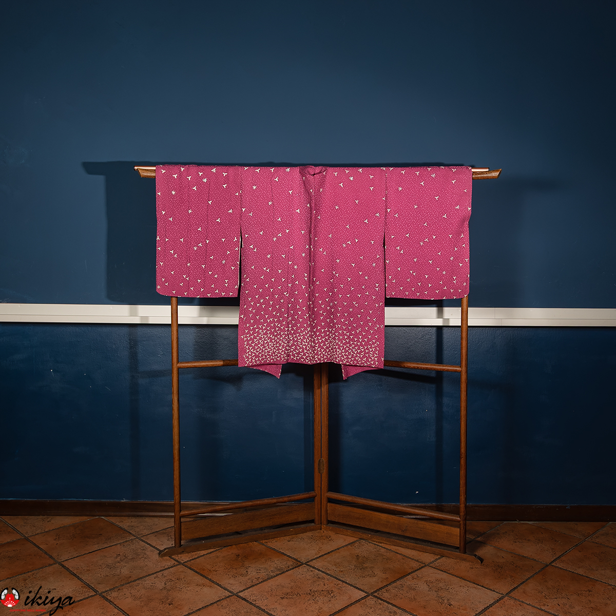 Haori vintage in seta damascata viola con piccoli fiori bianchi - immagine 3