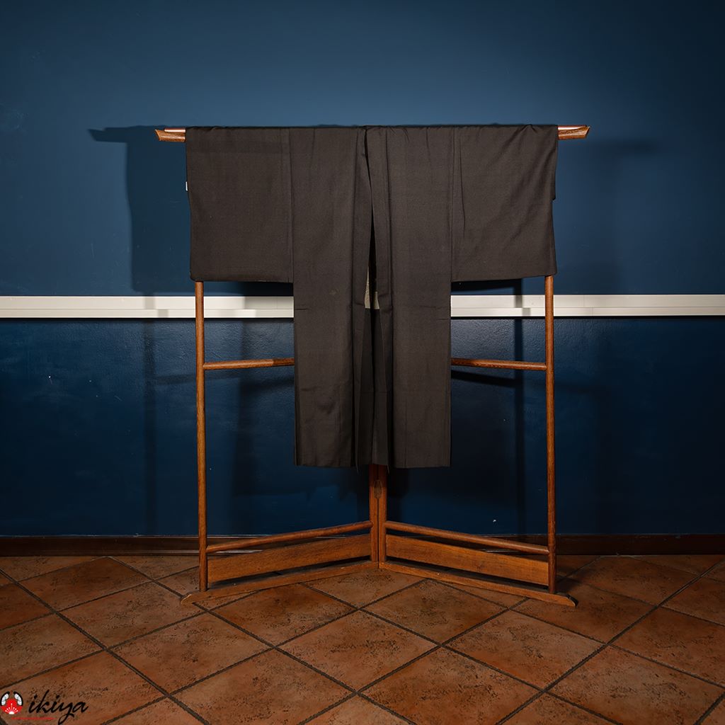 Haori nero da uomo su un appendiabiti in legno