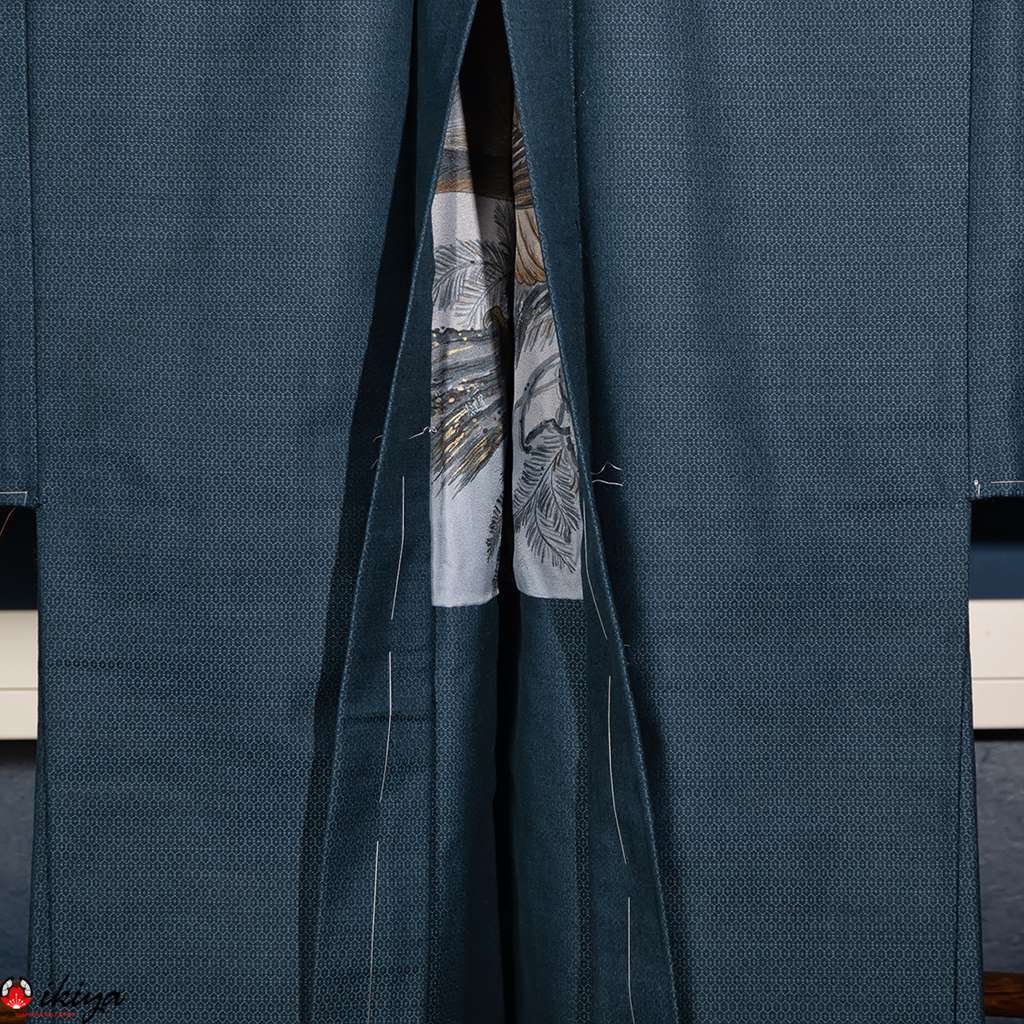 Haori da uomo blu in seta con fodera decorata con falco e pino