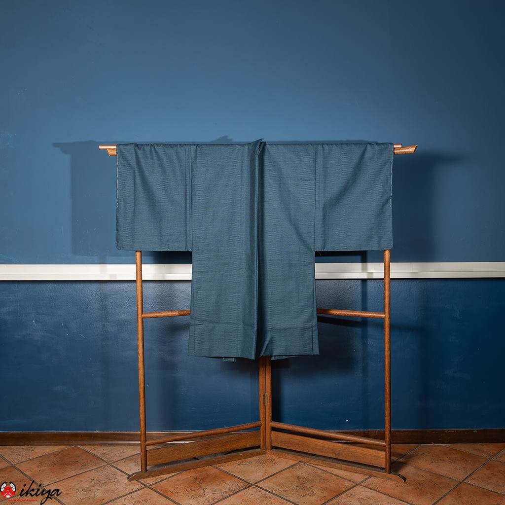 Haori vintage blu da uomo in seta, esposto su un supporto di legno.