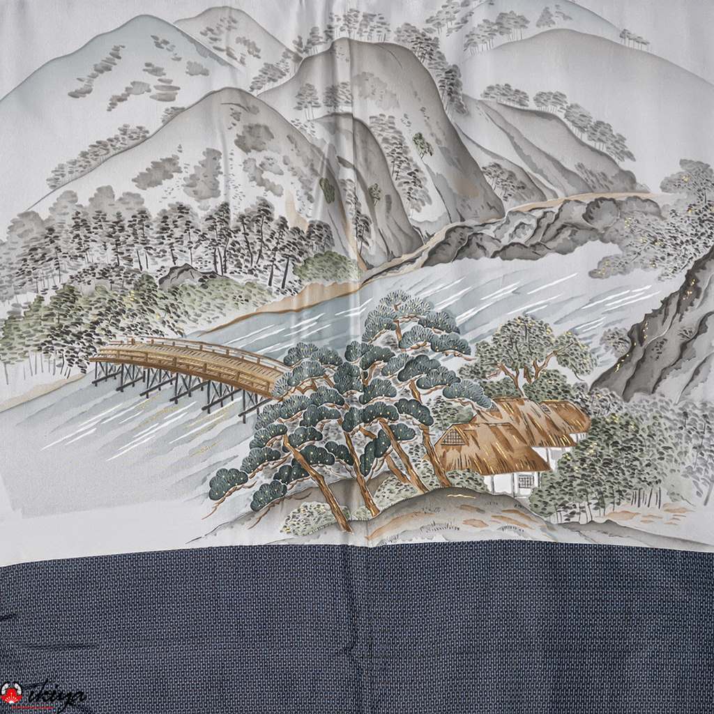 Chiusura di un haori vintage da uomo, con un tessuto in seta marrone scuro con motivo a quadretti.