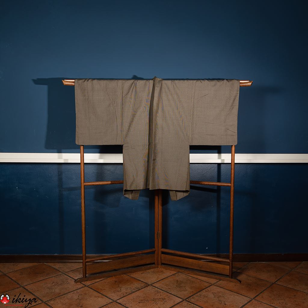 Haori vintage da uomo in seta marrone-grigio, con un motivo a micro-puntini tono su tono che ricorda il Monte Fuji e strumenti per la cerimonia del tè.