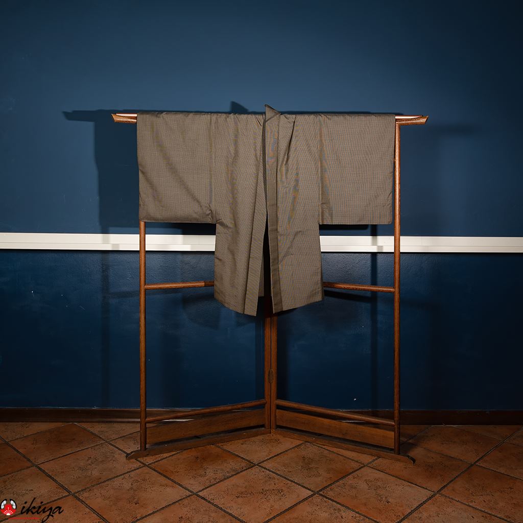 Haori da uomo in seta marrone-grigio con texture a micro-disegno, un capo vintage che evoca eleganza tradizionale giapponese.