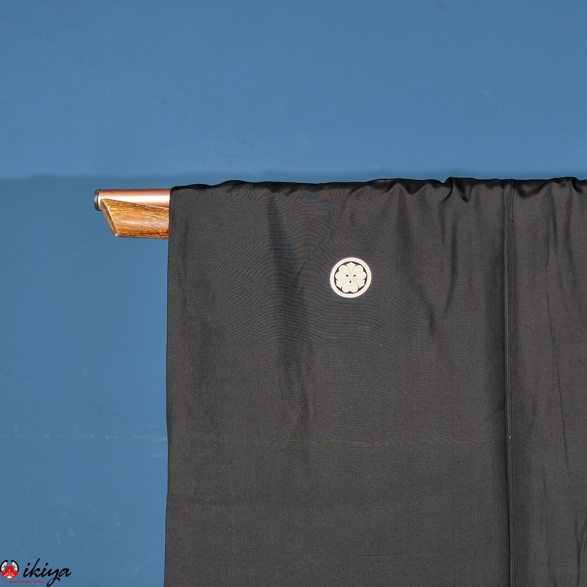Haori vintage uomo in seta nera con stemma floreale