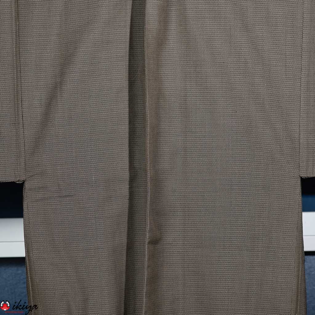 Haori vintage da uomo in seta marrone-grigio con un motivo a micro-pois, che ricorda un kimono tradizionale giapponese.