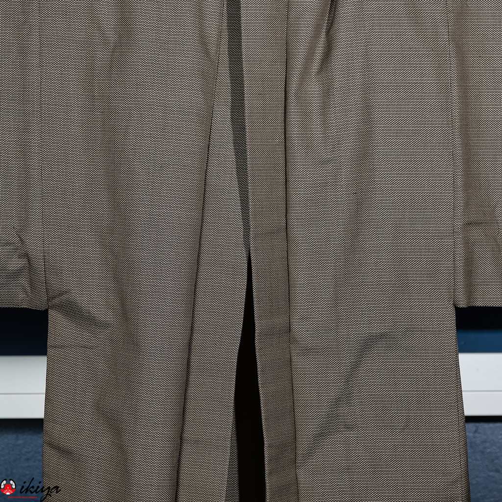 Close-up di un Haori vintage da uomo in seta marrone-grigio, con una texture leggera e leggermente traslucida.