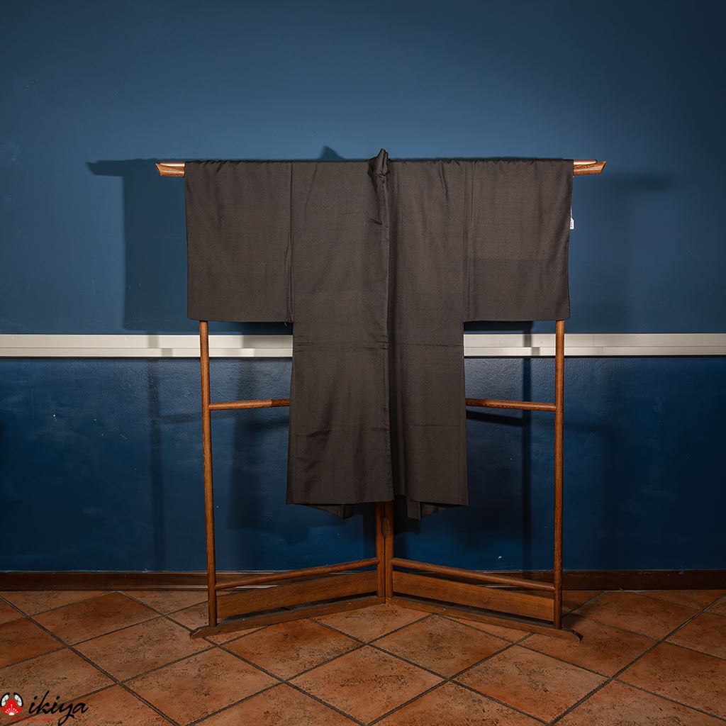Haori vintage da uomo in seta nera con paesaggio su rotolo