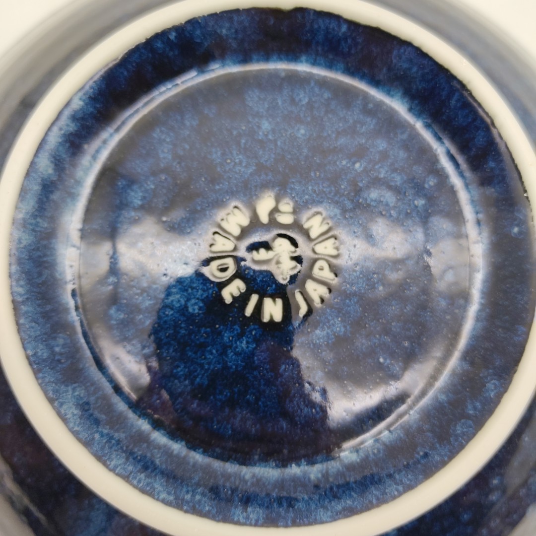 Fondo di una ciotola da ramen blu intenso con incisione "MADE IN JAPAN".