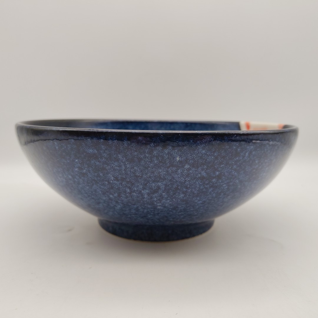 Ciotola da ramen in ceramica blu scuro con una finitura screziata, su sfondo bianco. La ciotola misura 21,5x8 cm.