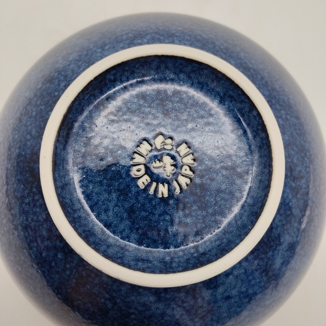 Ciotola da ramen con carpe koi, 21,5 x 8 cm, con dettaglio di design giapponese inciso sul fondo in blu profondo con bordo bianco.