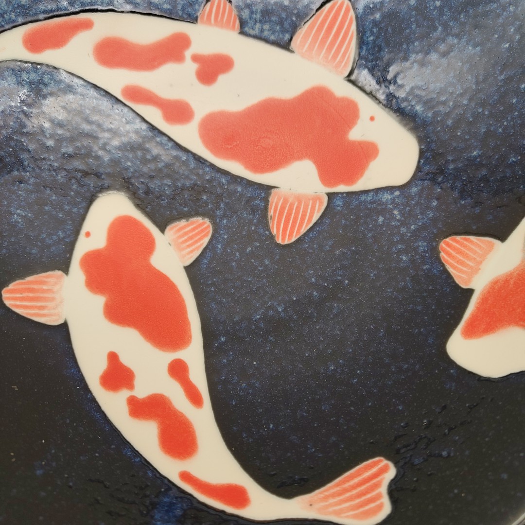Ciotola da ramen blu con decorazione di carpe koi bianche e arancioni in rilievo.