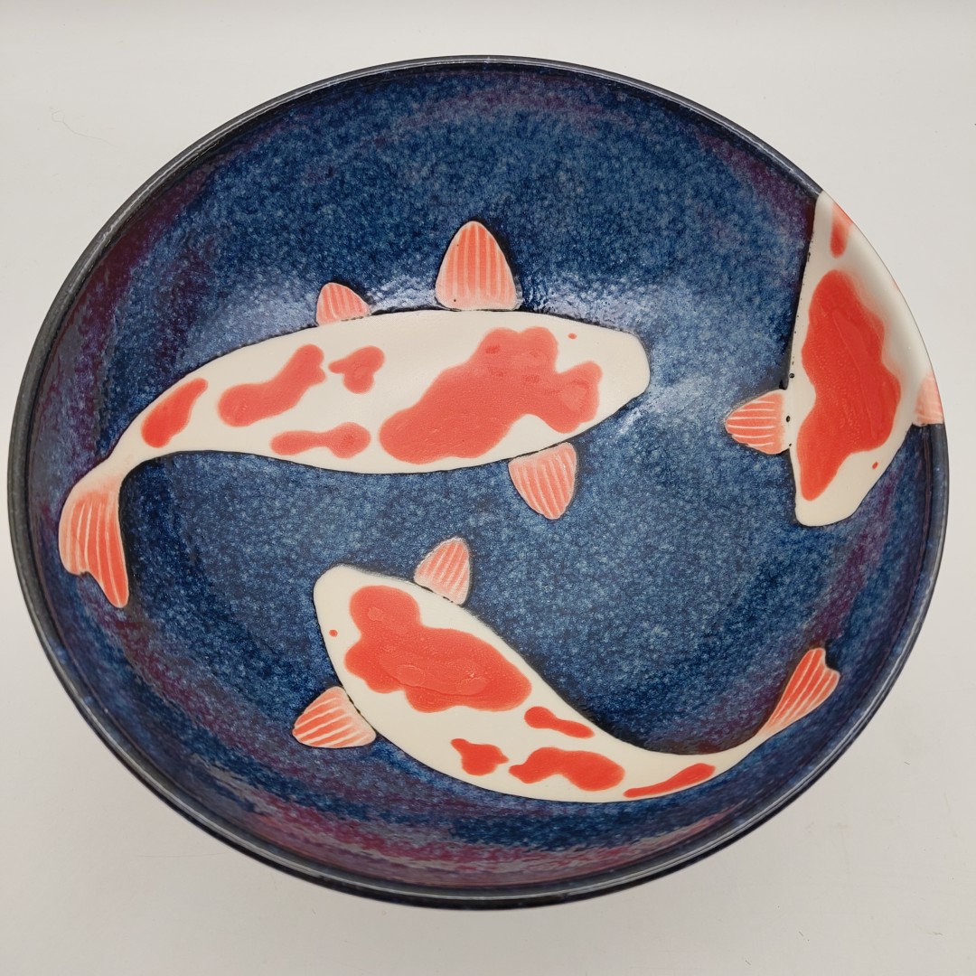 Ciotola da ramen in ceramica blu scuro con decorazione di tre carpe koi bianche e arancioni, 21,5x8 cm.