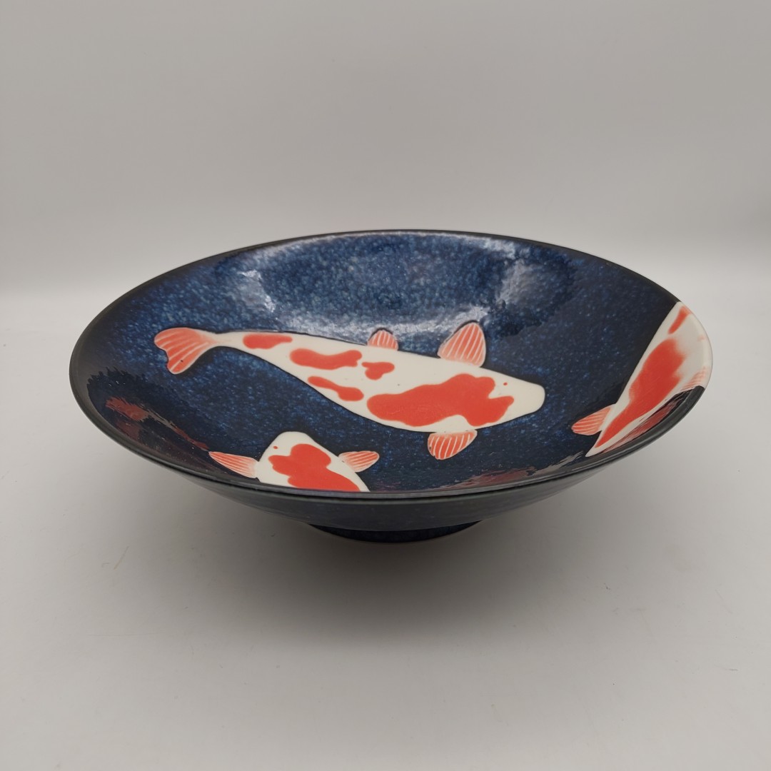 Ciotola da ramen blu scuro con decorazione di carpe koi bianche e arancioni, dimensioni 25x7,5 cm.
