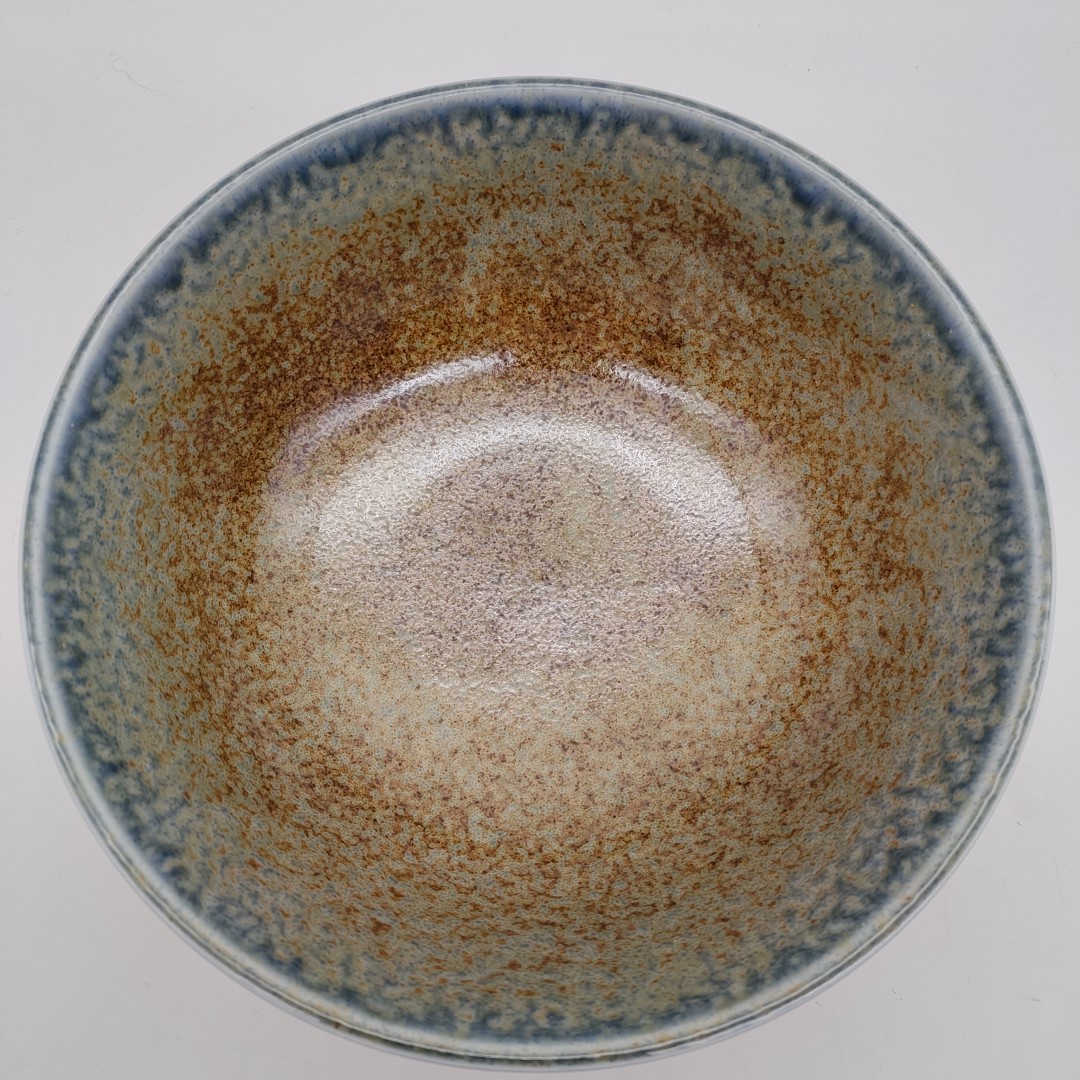 Ciotola da ramen Terra-Cielo in ceramica, 22x9 cm, con interno sfumato color terra e bordo blu-grigio.