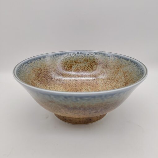 Ciotola da ramen Terra-Cielo, con dimensioni di 22 x 9 cm, mostra una superficie marrone e blu con una leggera texture, su sfondo bianco.