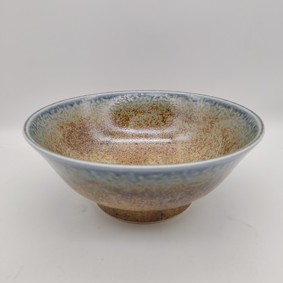 Ciotola da ramen Terra-Cielo, con dimensioni di 22 x 9 cm, mostra una superficie marrone e blu con una leggera texture, su sfondo bianco.