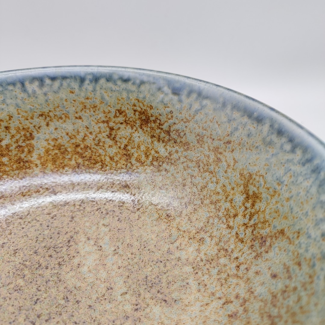 Primo piano di una ciotola da ramen in ceramica Terra-Cielo, 22x9 cm, con smalto sfumato color terra e blu.