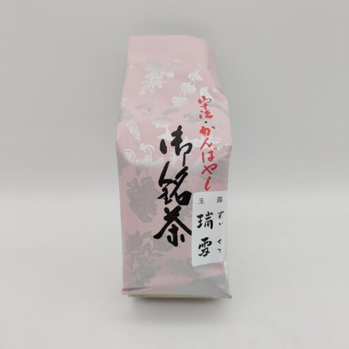 Confezione rosa con motivi floreali argentati e scritte giapponesi per il tè Gyokuro Zuimei di Ocha no Kanbayashi.