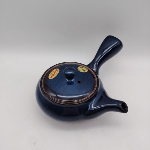 Teiera Hira-kyusu blu scuro da 300 ml, con coperchio marrone e un'etichetta gialla con testo giapponese e "SuperKido JAPAN".