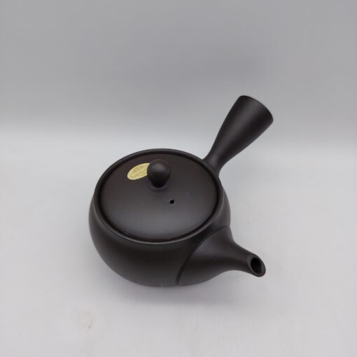 Kyusu tonda in ceramica nera, 330ml, con coperchio e manico laterale, su sfondo bianco.