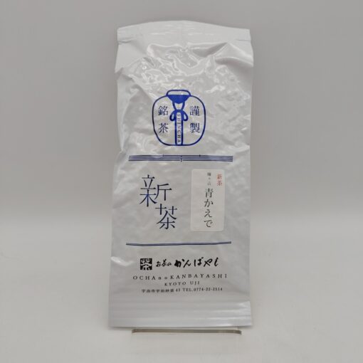 Confezione di Shincha kukicha karigane Aokaede di Ocha no Kanbayashi, 50g, con scritte in giapponese e logo del produttore.