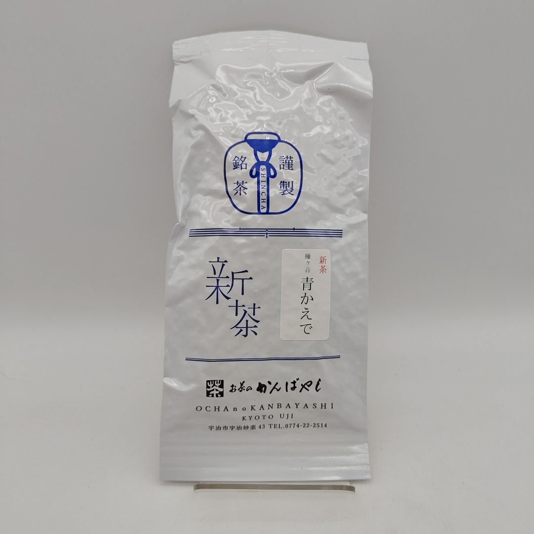 Confezione di Shincha kukicha karigane Aokaede di Ocha no Kanbayashi, 50g, con scritte in giapponese e logo del produttore.