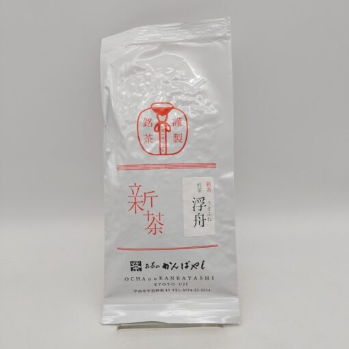 Confezione di tè verde giapponese "Shincha" di Ochanokobayashi, Kyoto Uji, con scritte in giapponese e un logo rosso e oro.