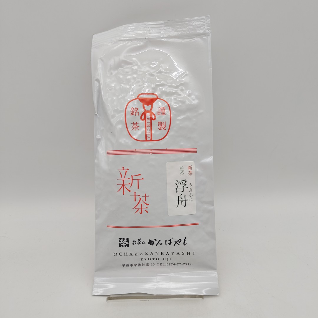 Confezione di tè verde giapponese "Shincha" di Ochanokobayashi, Kyoto Uji, con scritte in giapponese e un logo rosso e oro.